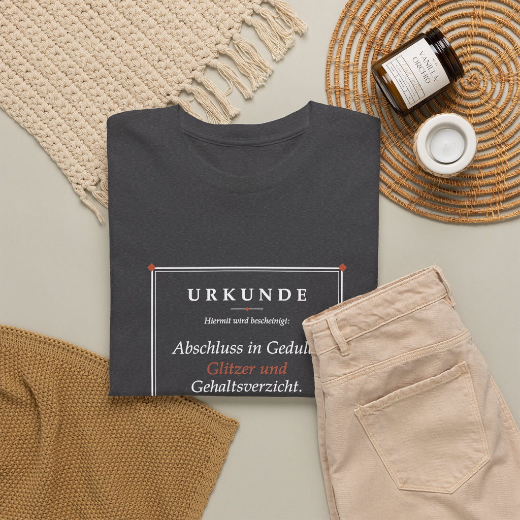 Abschluss in Geduld, Glitzer und Gehaltsverzicht · Erzieher T-Shirt
